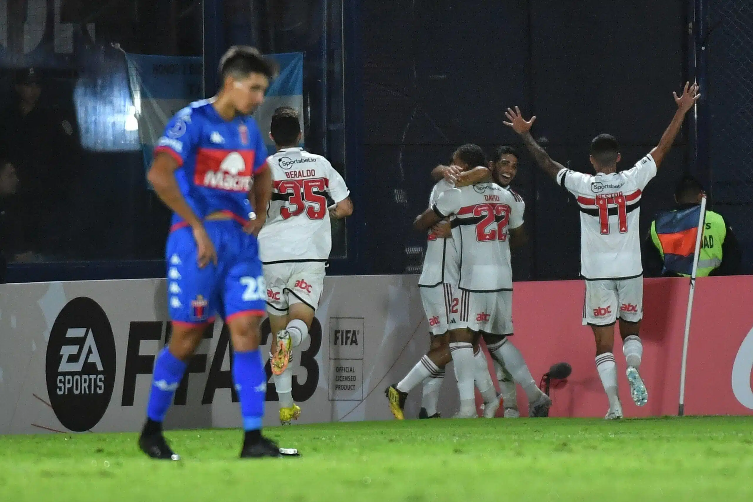 Com dois gols de Erison, São Paulo vence o Tigre na estreia da Sul-Americana