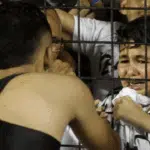 Jovem torcedor do São Paulo perde provas para ver jogo e ganha presente de Nestor; confira
