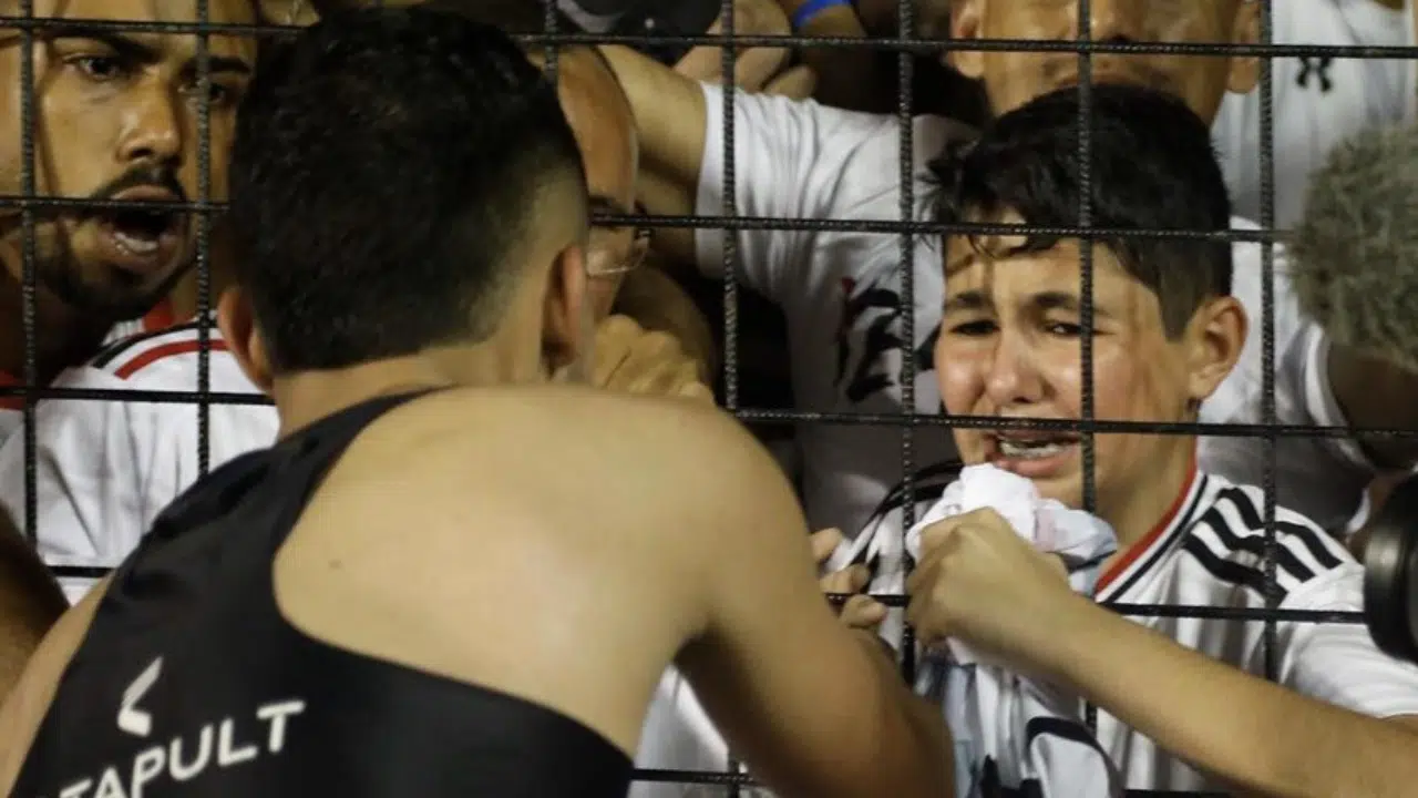 Jovem torcedor do São Paulo perde provas para ver jogo e ganha presente de Nestor; confira