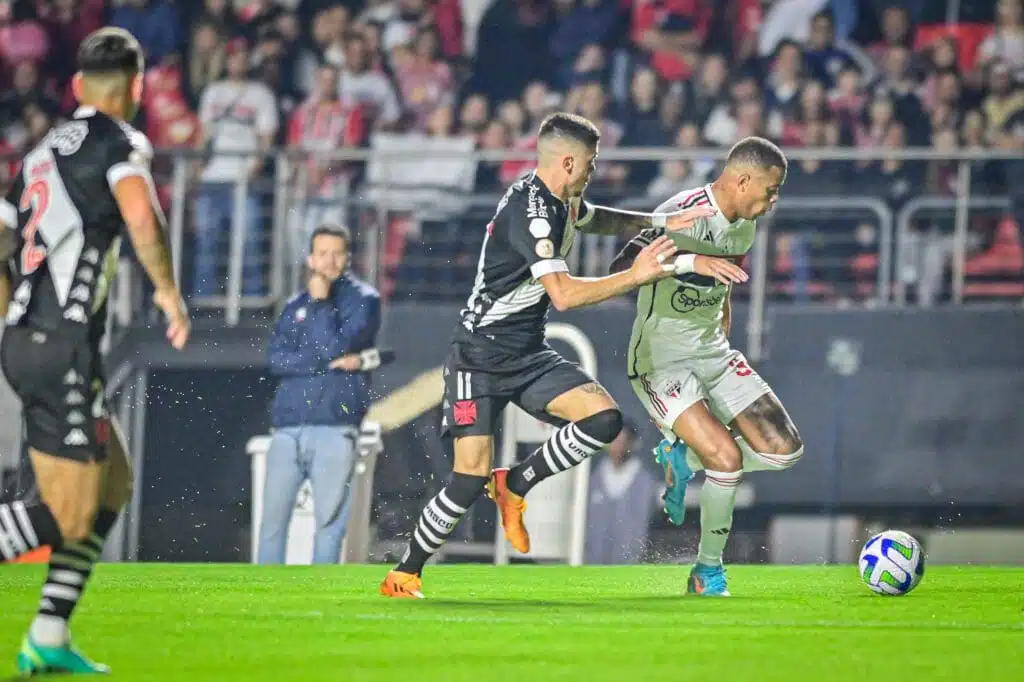 São Paulo abre dois de vantagem, mas cede empate ao Vasco no Morumbi