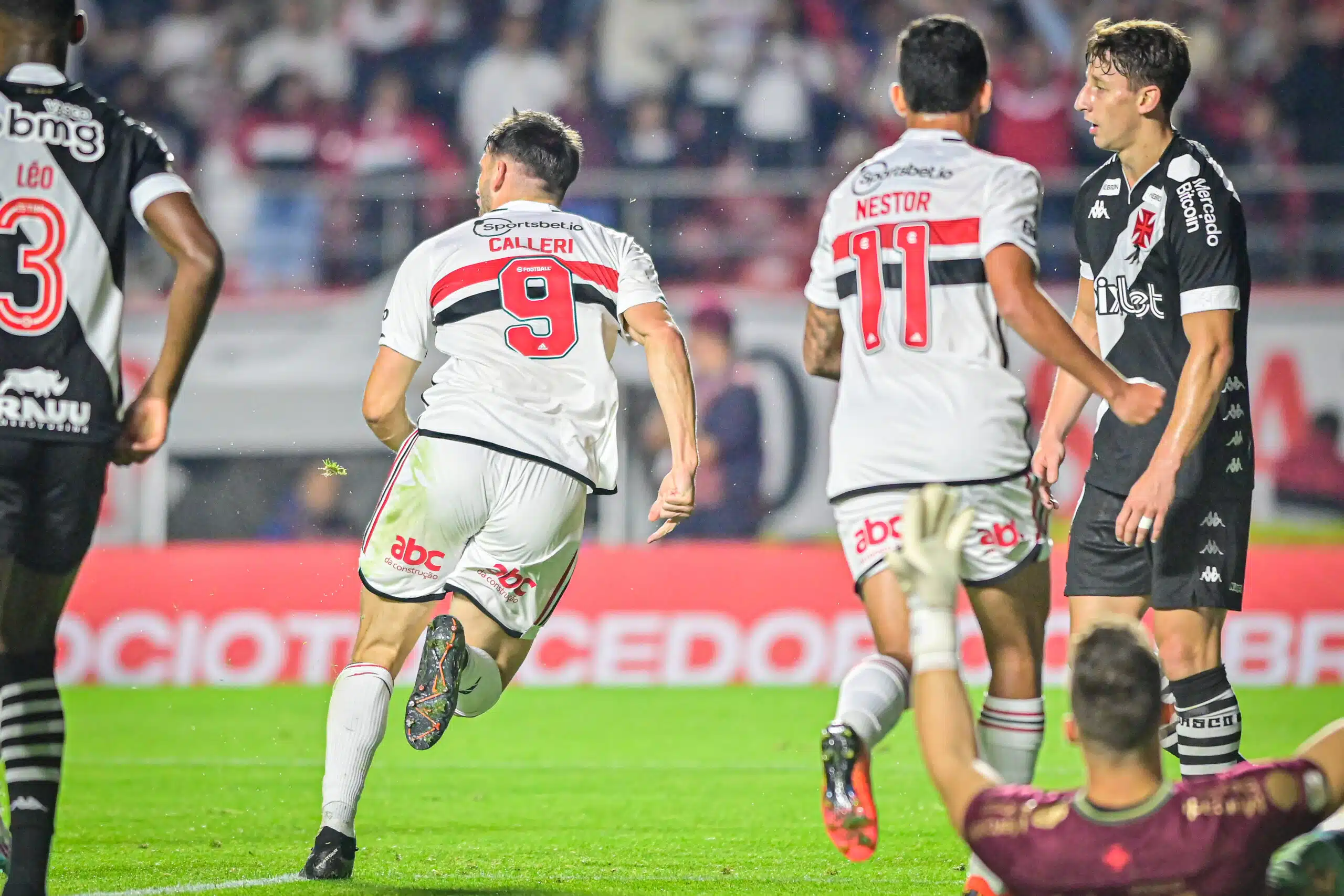 Em dia de recorde de público no Morumbi, o São Paulo goleia o Vasco por 4x2