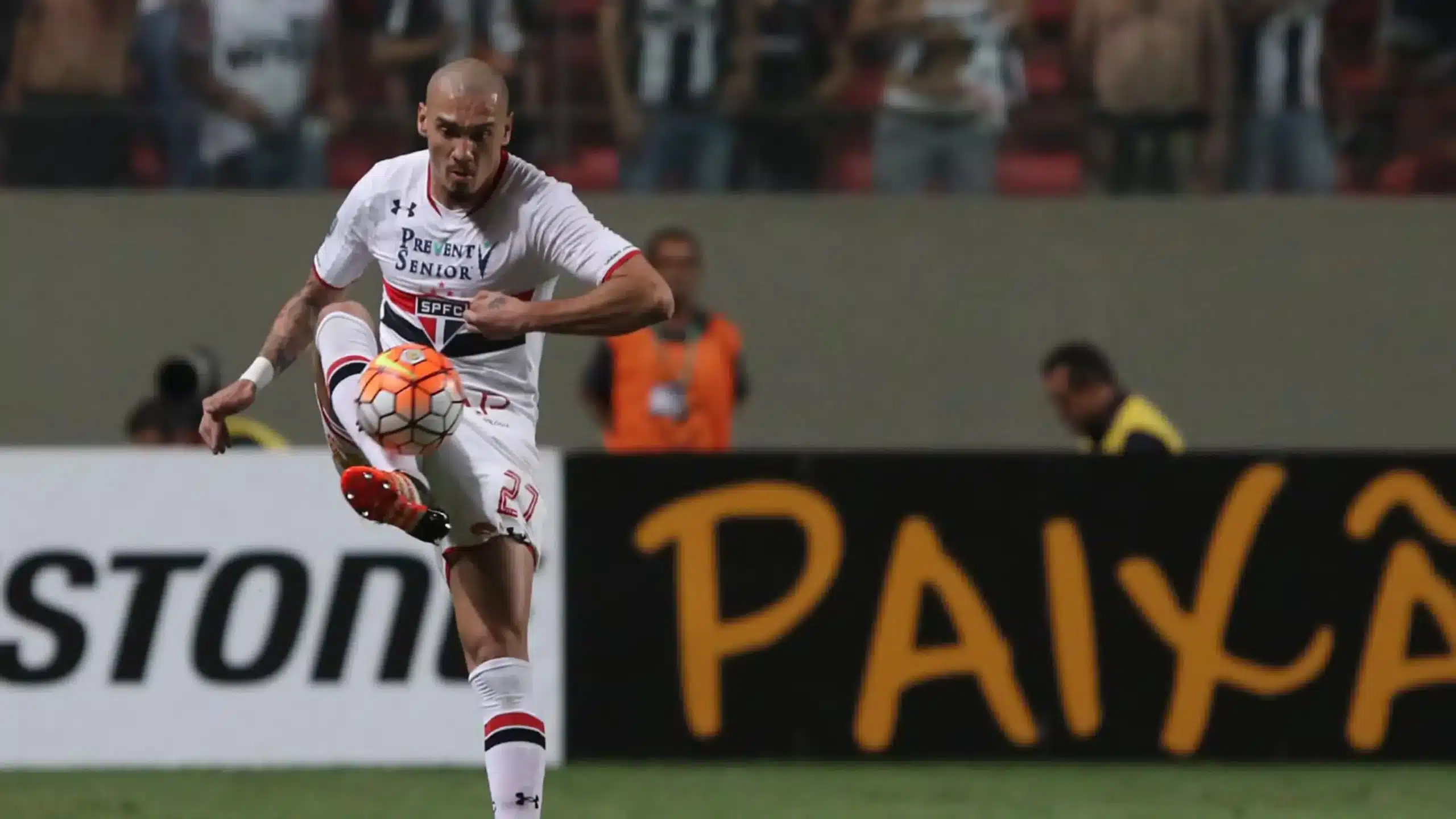 Ex-zagueiro do São Paulo está próximo de assinar com o Vasco