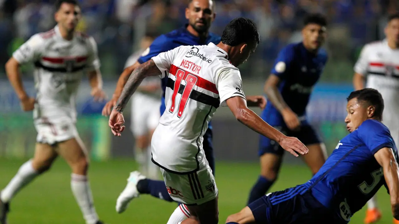 Perdendo chances e com gol polêmico, São Paulo é derrotado pelo Cruzeiro