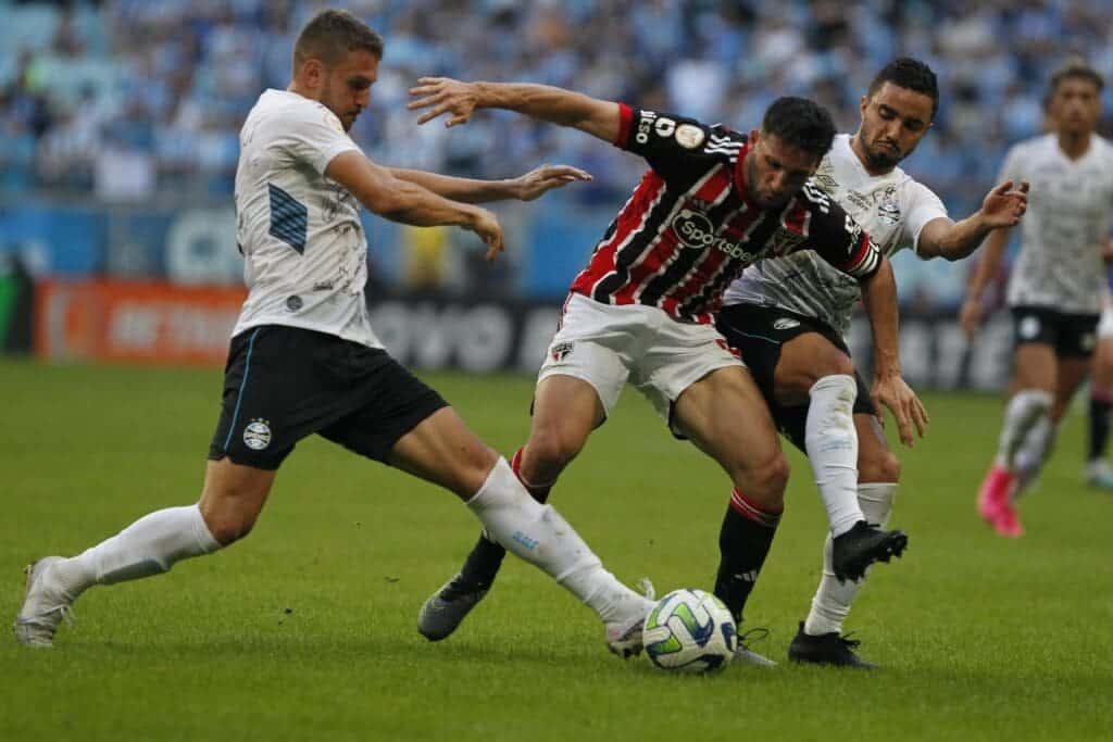 São Paulo sai na frente, mas leva virada do Grêmio em Porto Alegre pelo Brasileirão