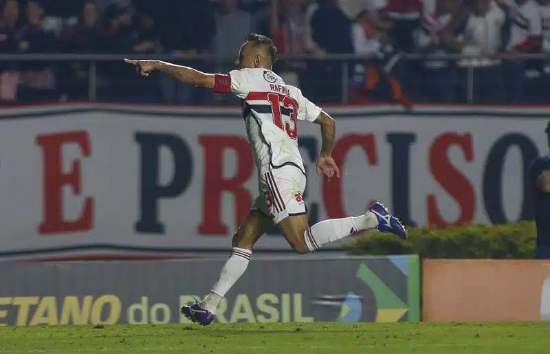Rafinha comemora na vitória do São Paulo sobre o Palmeiras