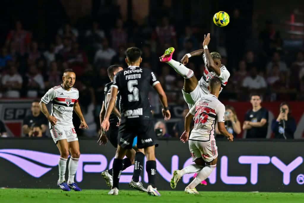 Arboleda pelo São Paulo contra o Corinthians pela Copa do Brasil