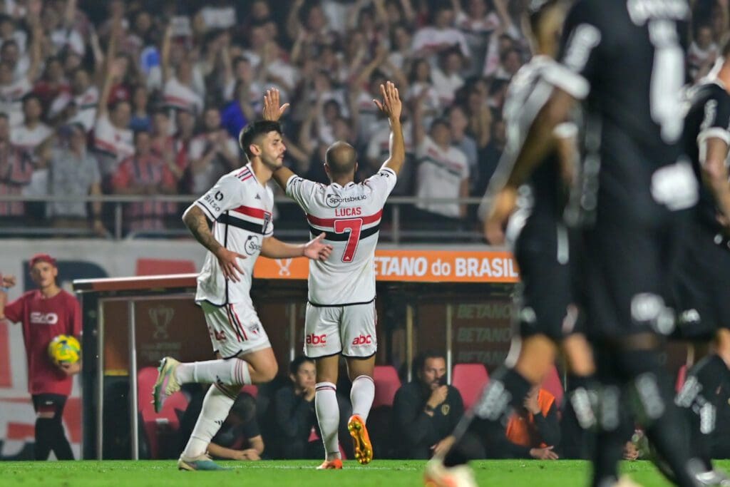 Lucas Moura pelo São Paulo contra o Corinthians pela Copa do Brasil