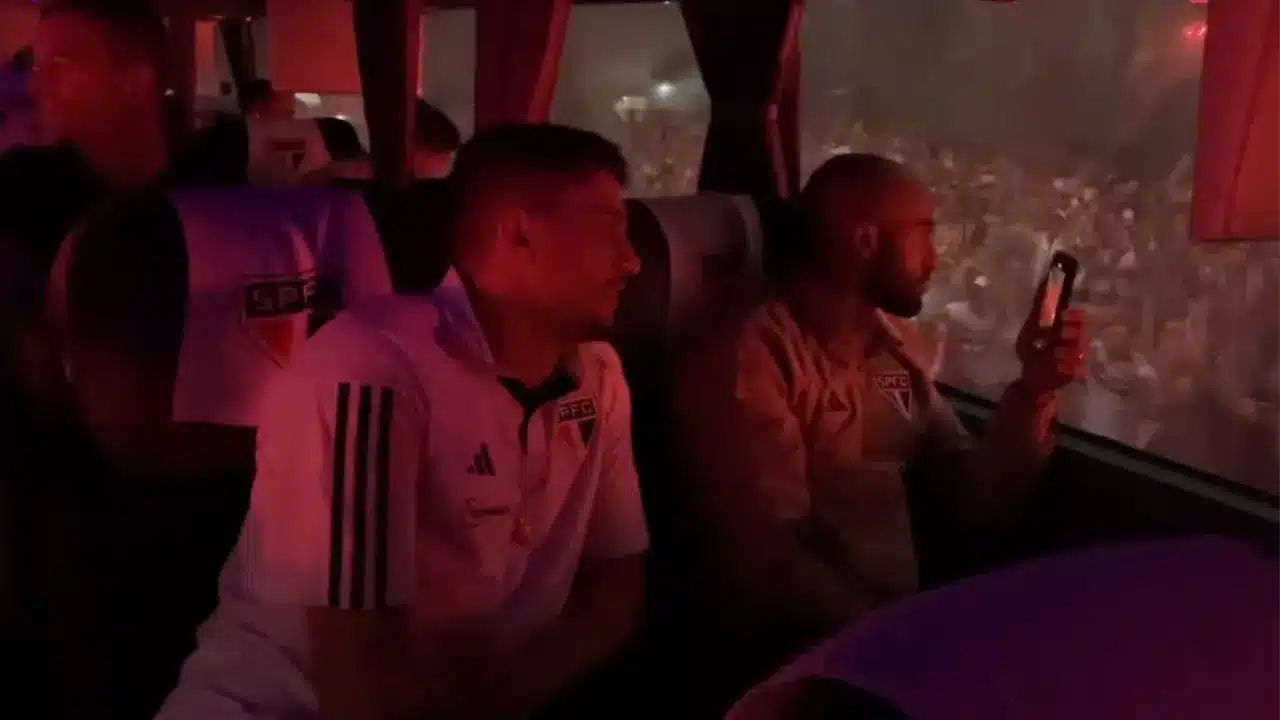 A reação dos jogadores do São Paulo com a festa da torcida na chegada ao Morumbi; assista