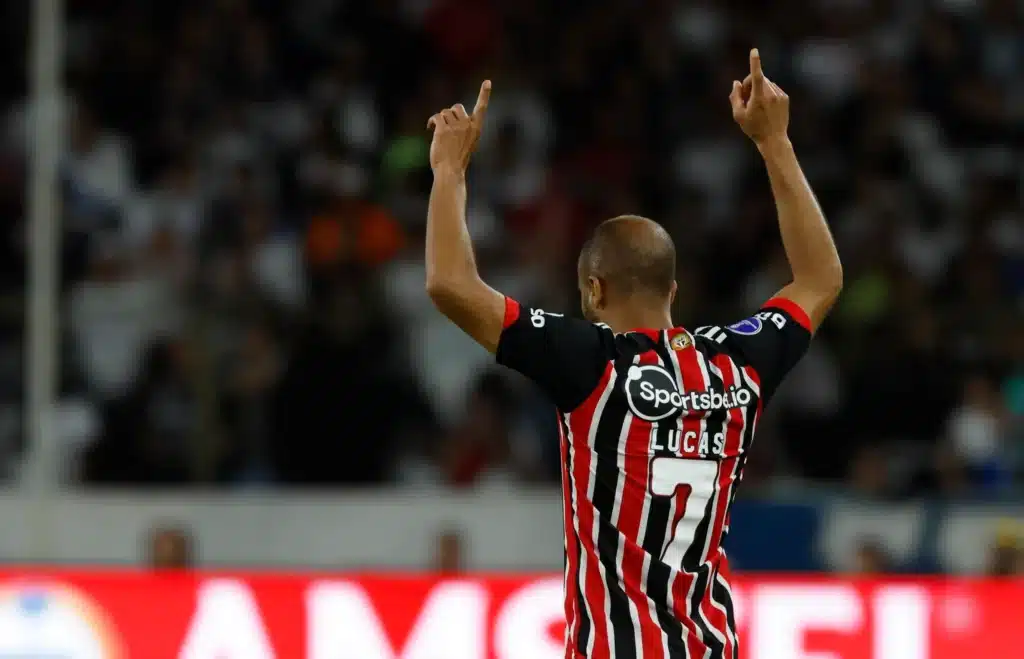 Em reestreia na Sul-Americana, Lucas Moura faz gol que dá esperança ao São Paulo; assista