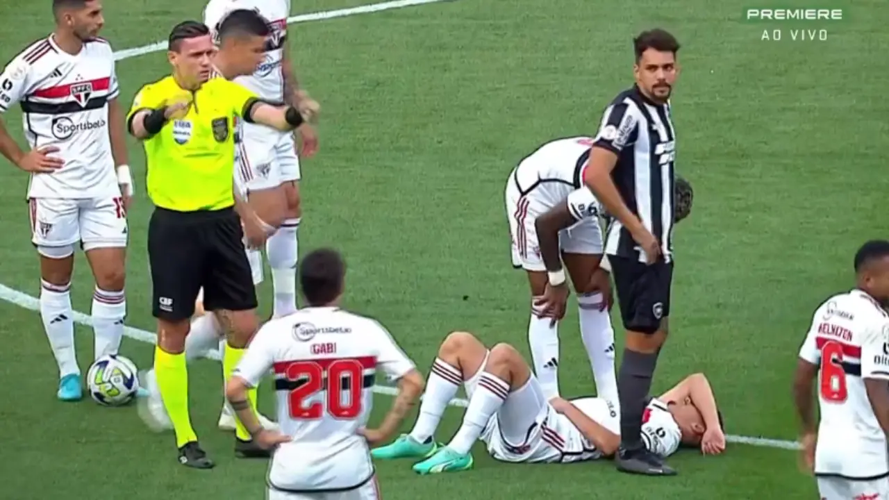 Substituído no início do jogo contra o Botafogo, Pablo Maia se torna preocupação para o São Paulo