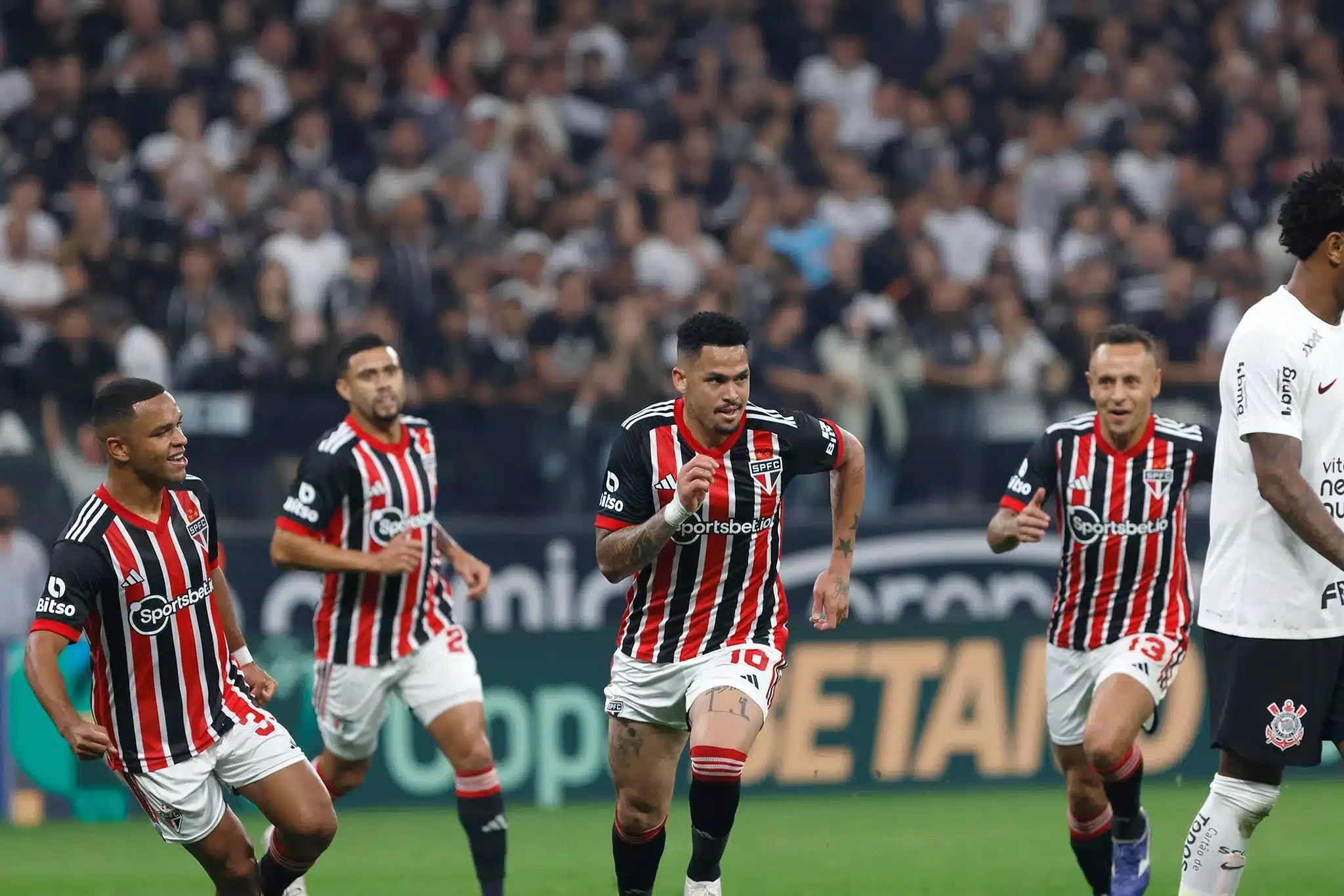 Luciano provoca o Corinthians: "Até que tentaram, mas não deu"