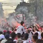 Veja a recepção da torcida do São Paulo com a chegada dos jogadores ao Morumbi