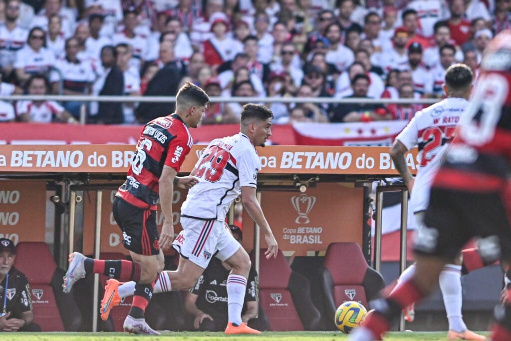 Pablo Maia em ação contra o Flamengo na final da Copa do Brasil