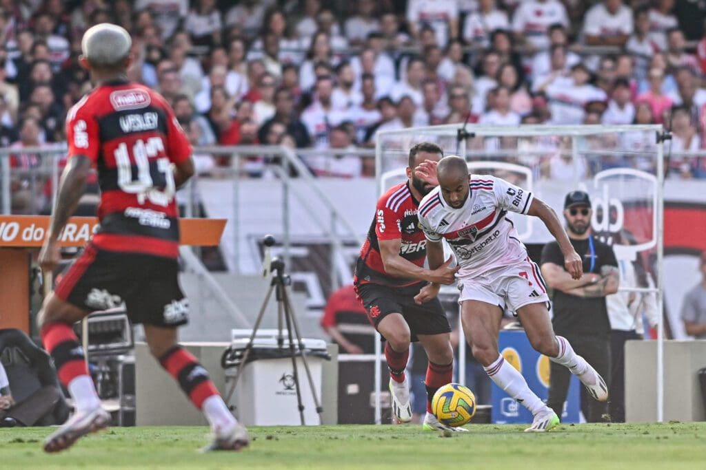Lucas Moura em ação contra o Flamengo na final da Copa do Brasil