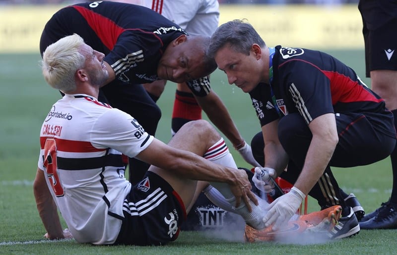 Calleri recebe atendimento médico contra o Flamengo