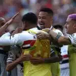 Jogadores comemoram o gol contra o Flamengo