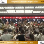 Jogadores do São Paulo fazem festa e invadem coletiva de Dorival Júnior