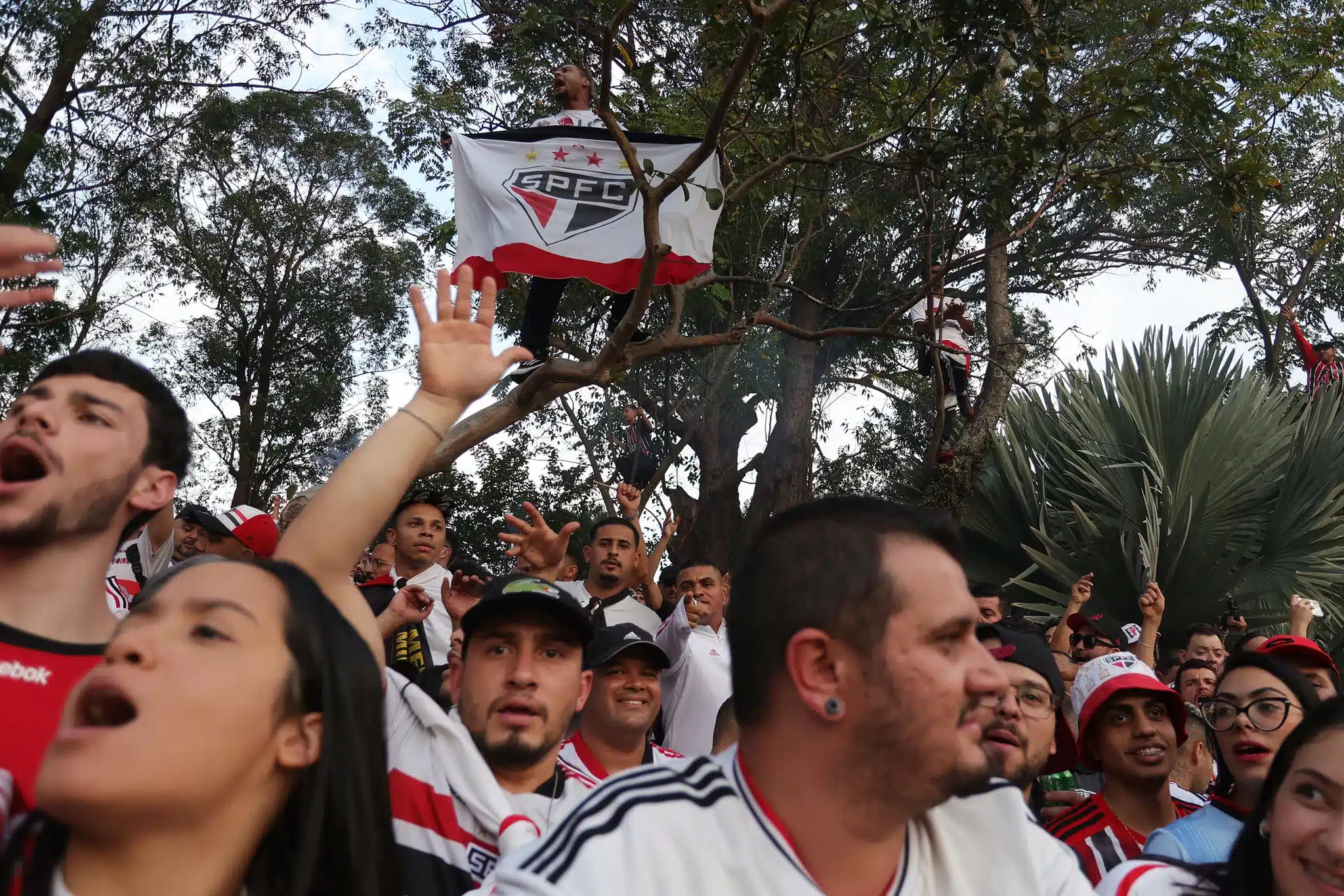 Torcida do São Paulo faz festa para o time a caminho do aeroporto: assista ao vivo