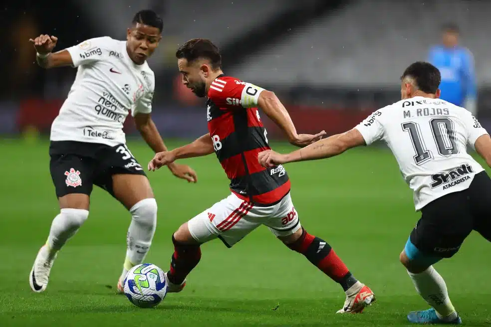 Everton Ribeiro encaminha renovação com o Flamengo