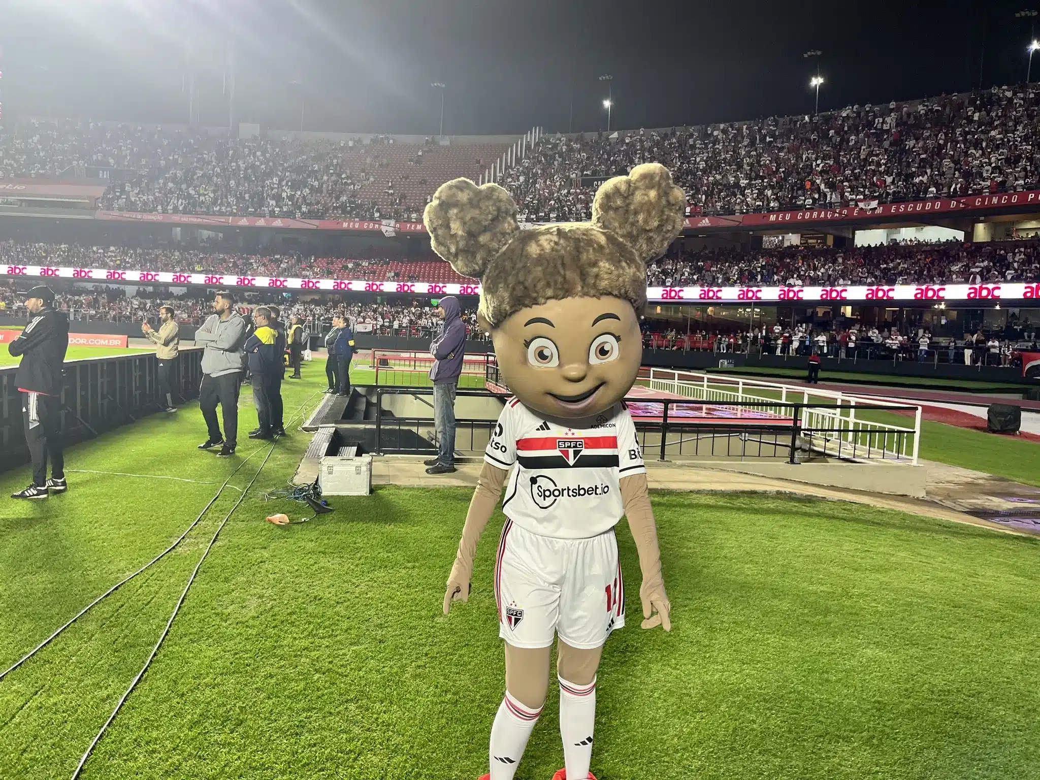 São Paulo conta com mascote Mel no Morumbi