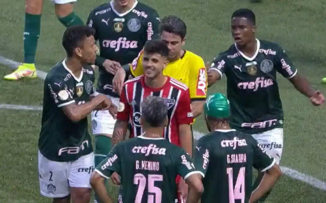 Beraldo revela quem o orientou a ficar em campo após expulsão contra o Palmeiras