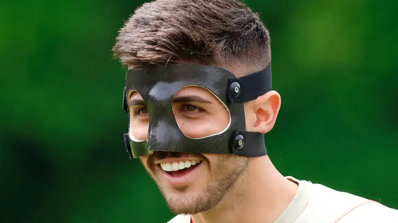 Beraldo sofre fratura no nariz e jogará com proteção no rosto contra o Grêmio