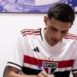 Zagueiro que viralizou com preleção em 2018 assina contrato profissional com o São Paulo
