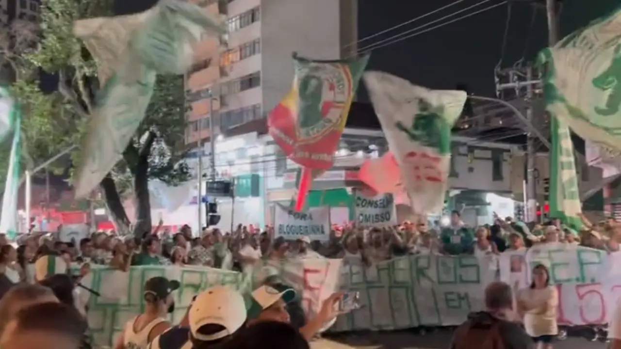 Às vésperas do Choque-Rei, torcida do Palmeiras protesta contra a diretoria