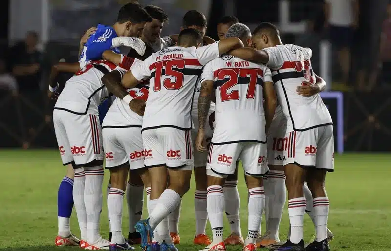 Elenco do São Paulo na vitória contra o RB Bragantino
