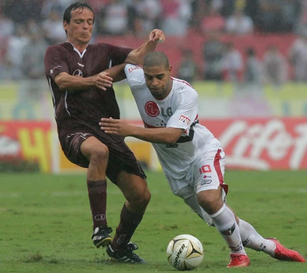Adriano Imperador contra Fernando Diniz em 2008