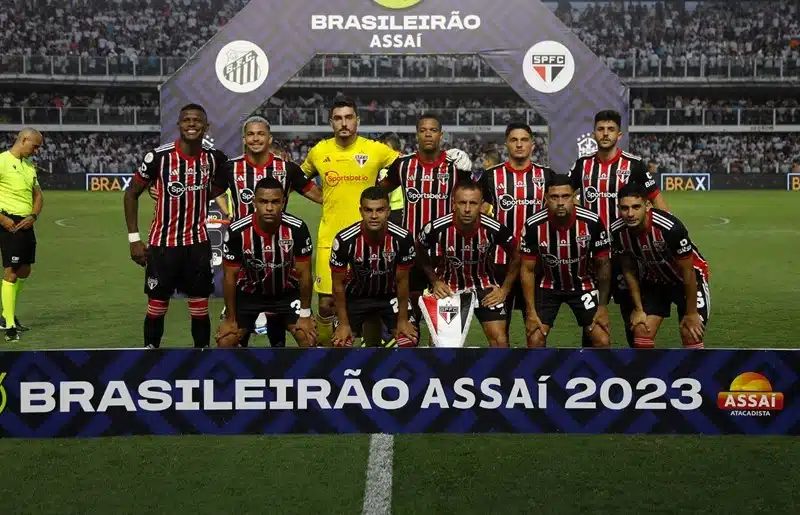 São Paulo no empate contra o Santos na Vila Belmiro