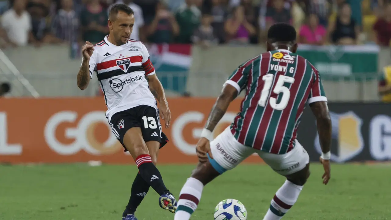 Rafinha reclama da arbitragem em jogo do São Paulo: "O jogo estava bom até..."