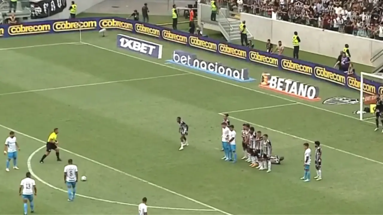 Ex-lateral do São Paulo irrita torcedores do Grêmio por cobrança de falta; assista