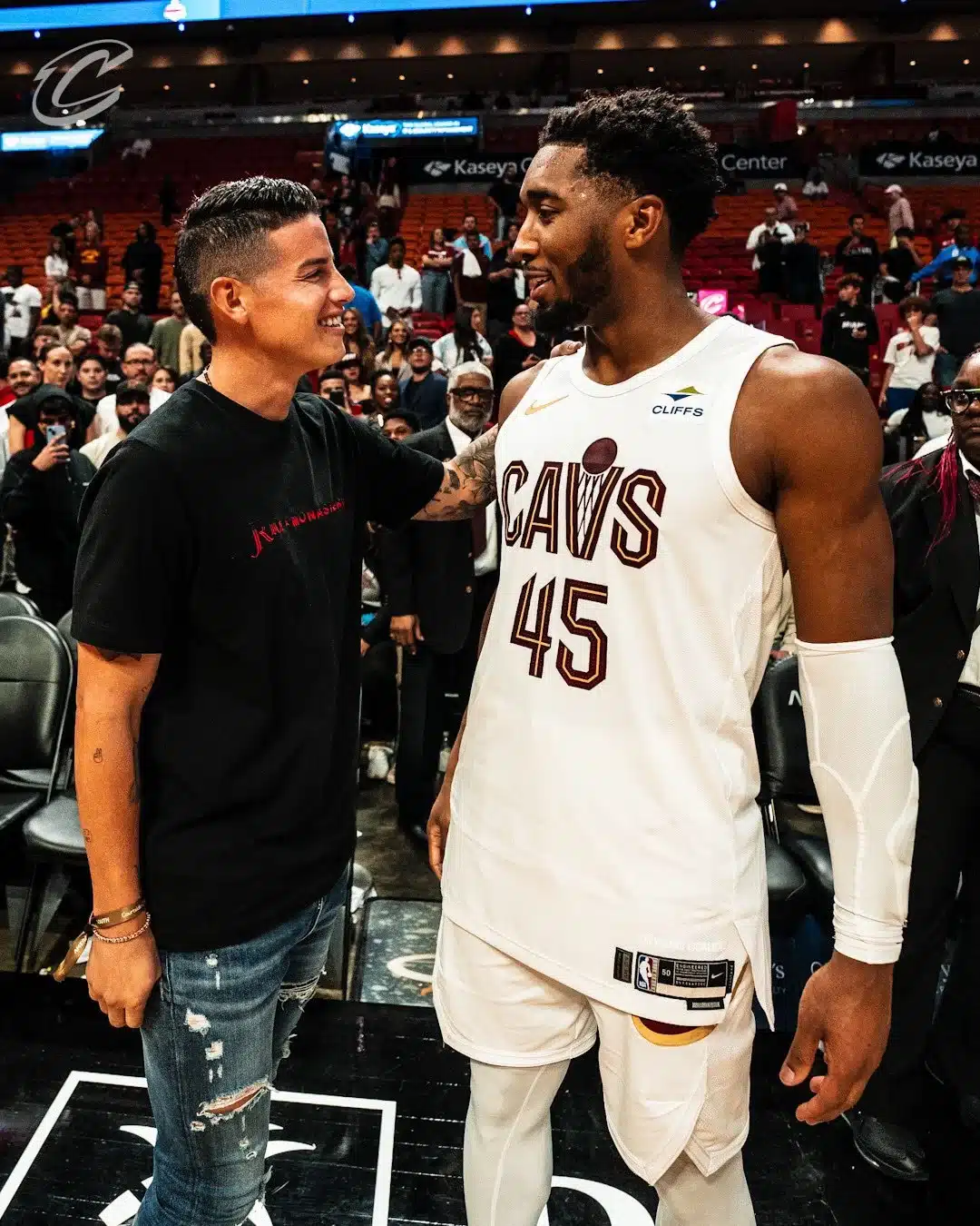James Rodríguez e astros da NBA se encontram em jogo nos EUA. O jogo entre Miami Heat e Cleveland Cavaliers contou com a presença de um convidado de honra muito especial.