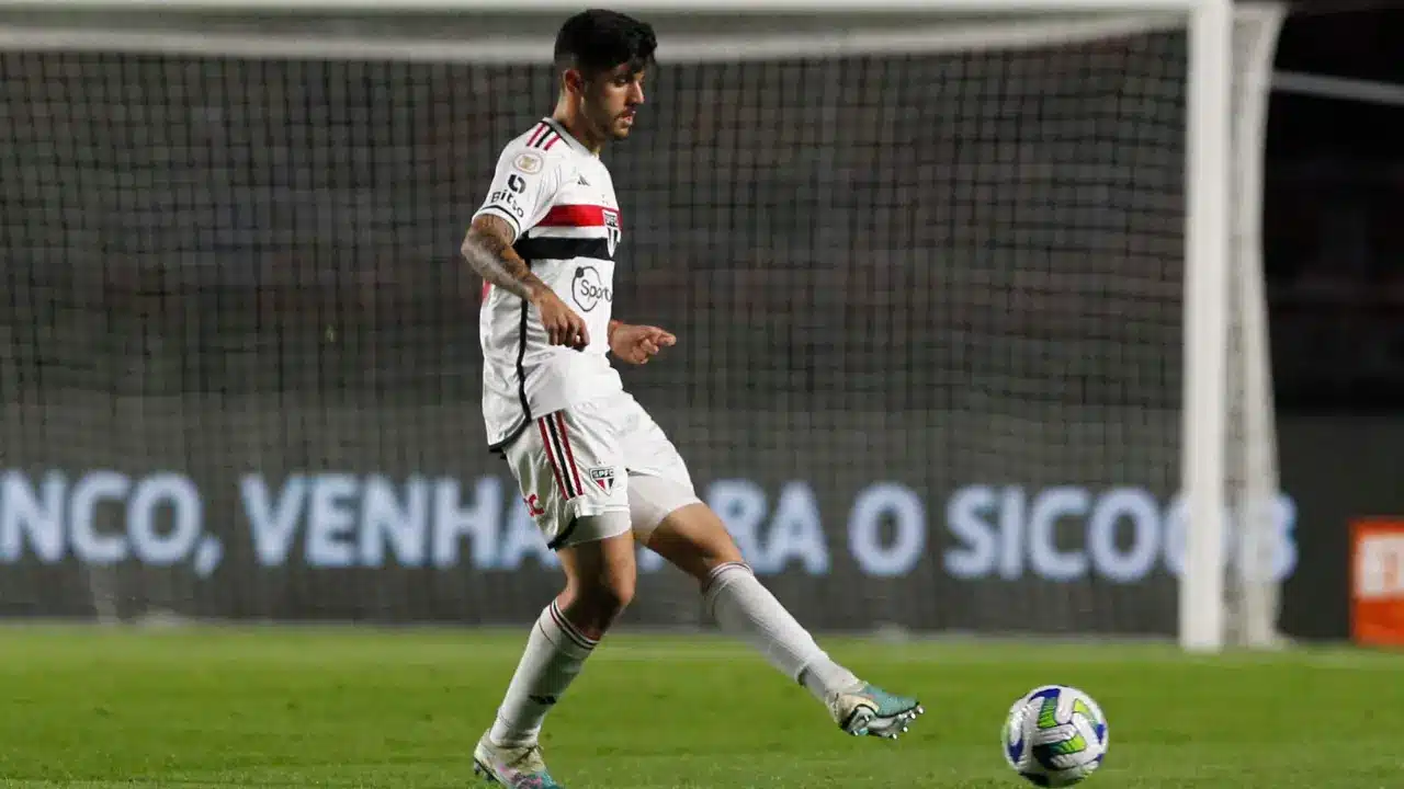 Beraldo deve deixar o São Paulo para jogar no PSG; confira valores da transferência