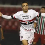 João Schmidt, ex-volante do São Paulo, é anunciado pelo Santos