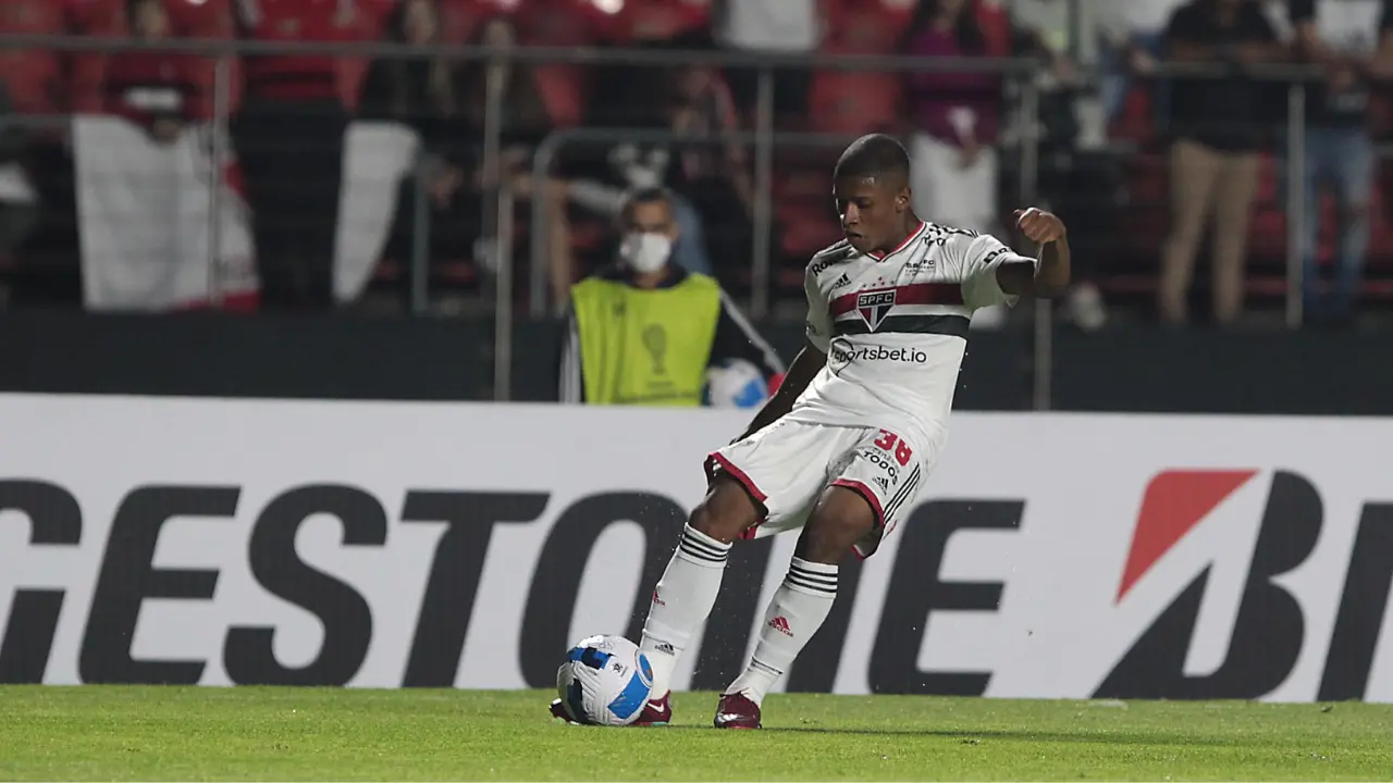 São Paulo negocia o empréstimo do volante Léo Silva com time carioca