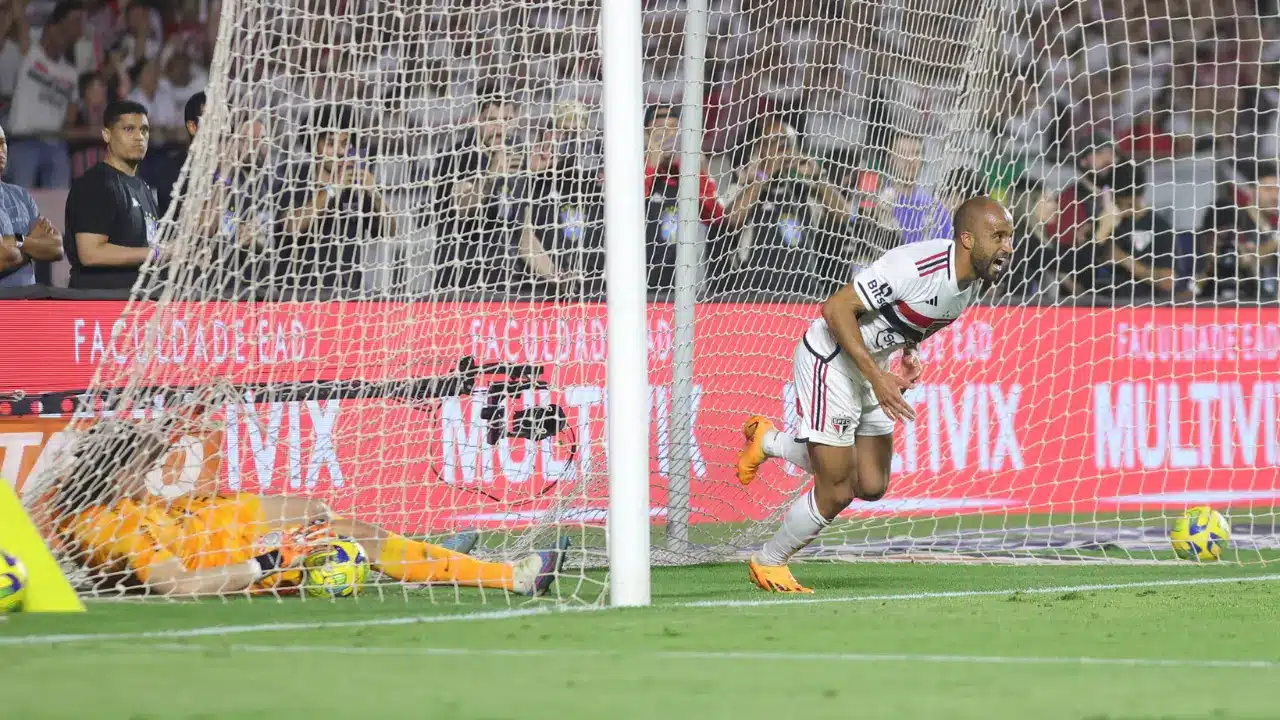 Reembolso? Lucas Moura comenta suposto gol de mão contra o Corinthians
