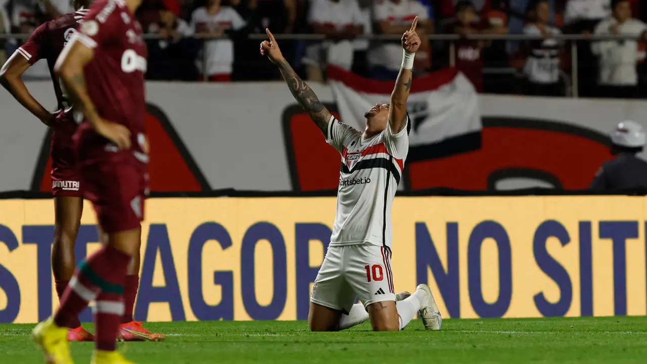 São Paulo vence Vitória no Barradão em tarde iluminada de Luciano