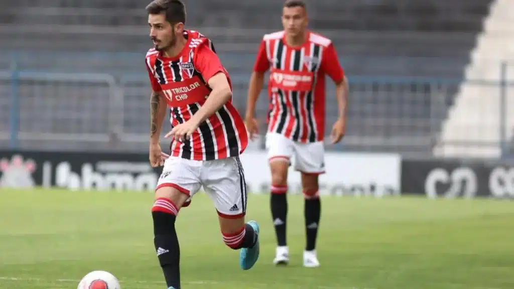 Pedro Vilhena marca primeiro gol como profissional