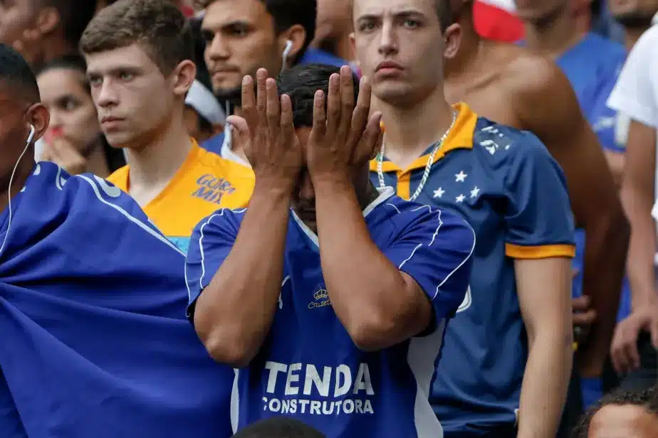 Torcedor do Cruzeiro lamenta rebaixamento - Foto: Felipe Correia-Estadão