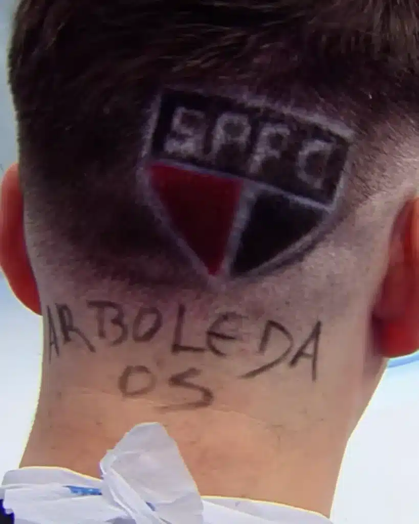 Jornalista paga promessa e faz corte de cabelo com o escudo do São Paulo