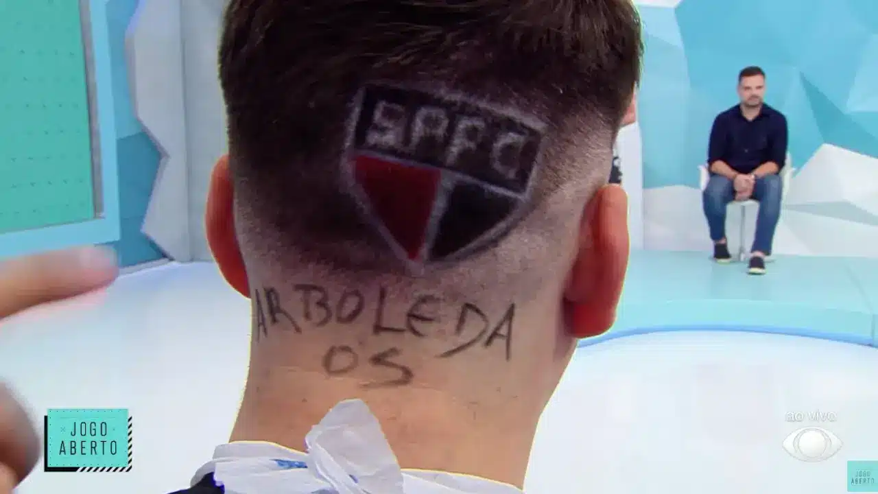 Jornalista paga promessa e faz corte de cabelo com o escudo do São Paulo