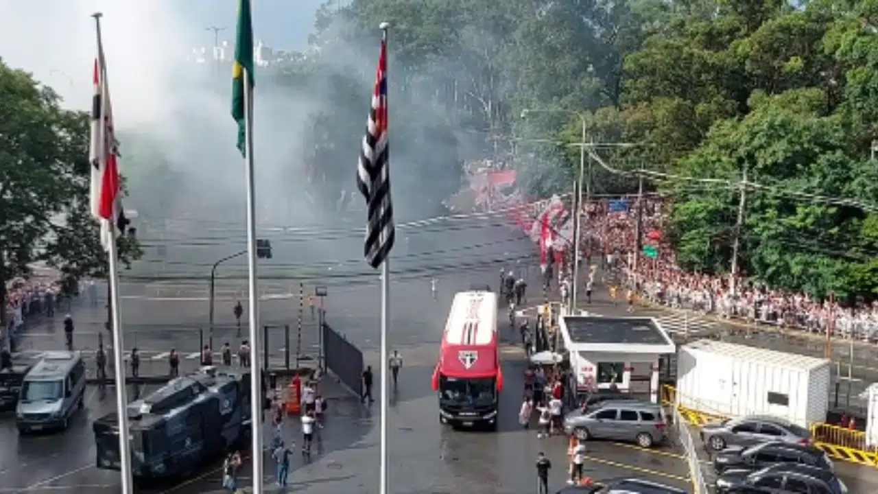 Veja a festa da torcida do São Paulo para a chegada do ônibus da delegação no MorumBIS