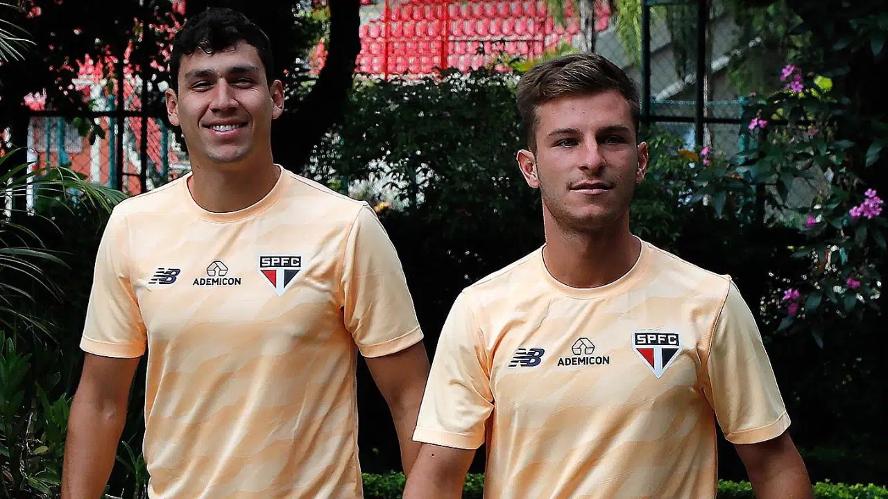 Uniforme de treino do São Paulo feito pela New Balance é utilizado em reapresentação; confira