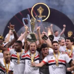 São Paulo erguendo a taça da Supercopa