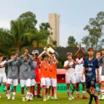 Sub-17 agradecendo a torcida após classificação na Copa do Brasil