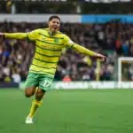 Gabriel Sara marca golaço de falta em vitória do Norwich; assista