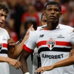 Carpini escala 3 zagueiros para enfrentar o Palmeiras; confira