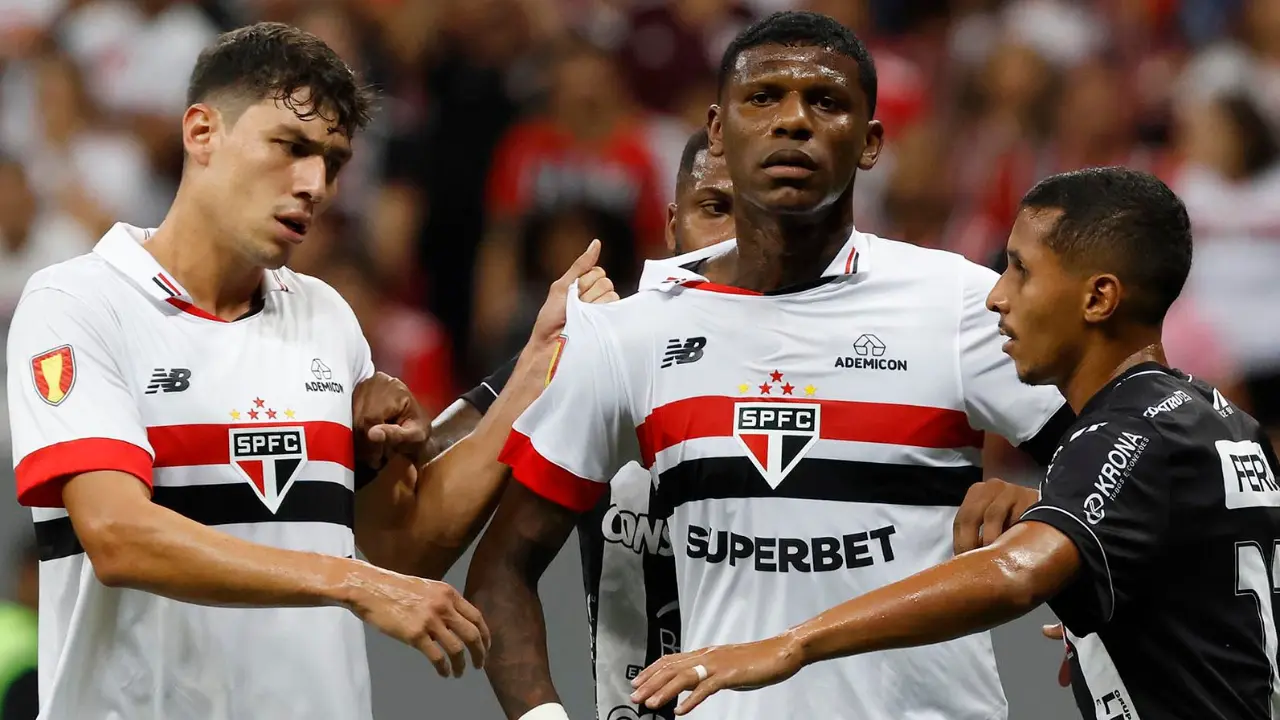 Carpini escala 3 zagueiros para enfrentar o Palmeiras; confira
